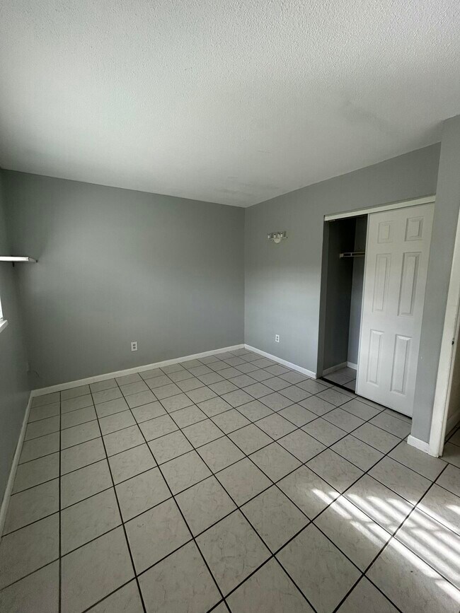 Building Photo - 5839 Daphne Dr