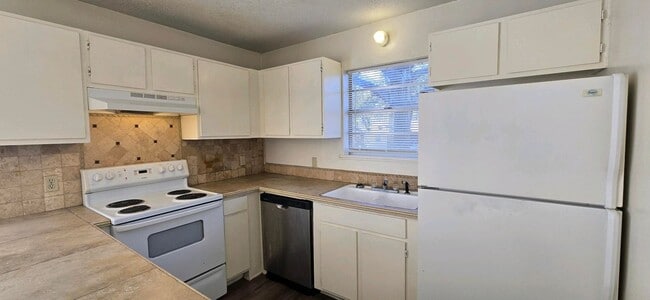 Building Photo - AVAILABLE! 2 Bedroom 2 Bath in Longview!