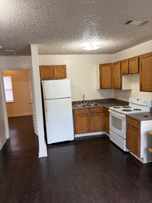 Building Photo - 19490 Magnolia St