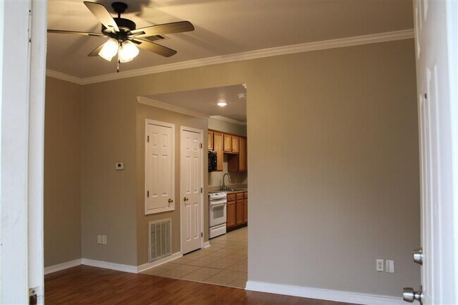 Building Photo - 207 N McGuire Ave