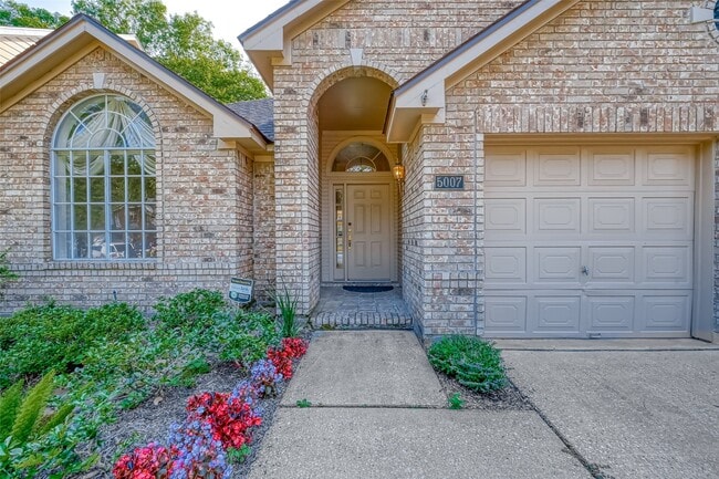 Building Photo - 5007 Maple Brook Ln