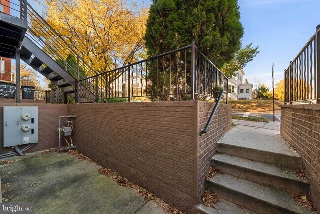 Building Photo - 241 R St NE