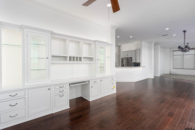 Building Photo - 2801 Wexford Dr