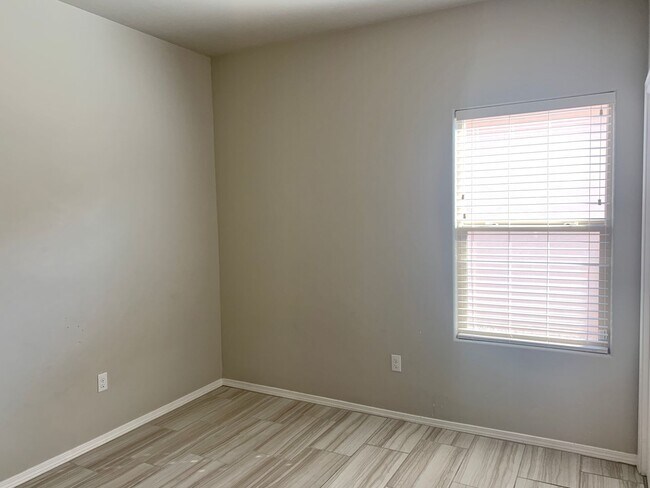 Building Photo - Newer Home in  Metro Park Village