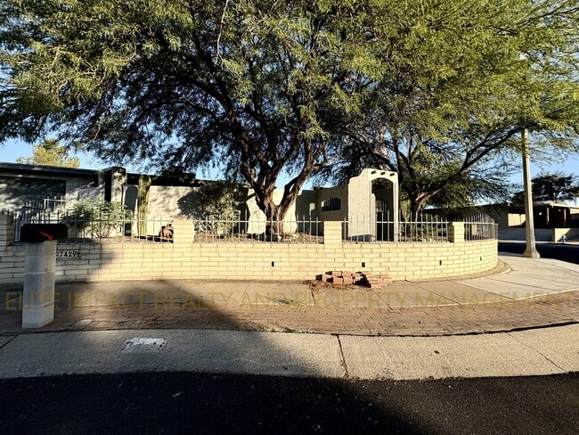 Building Photo - 7429 E 45th St