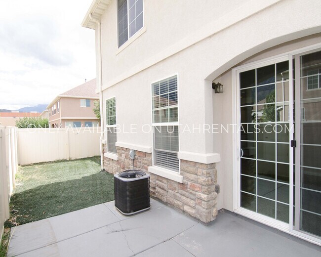 Building Photo - 1054 W 70 N