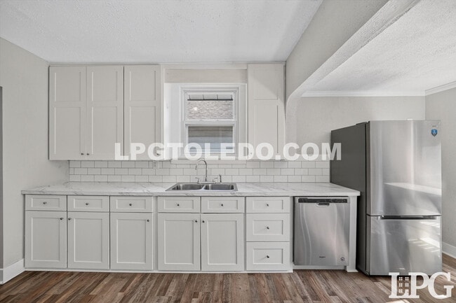 Building Photo - 544 Woodsdale Ave