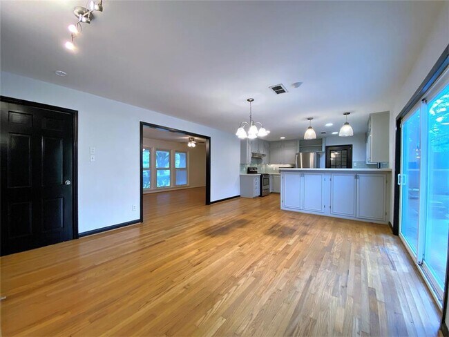 Building Photo - 5242 Beechnut St
