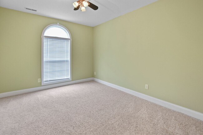 Building Photo - Dog Friendly Three Bedroom with Bonus!