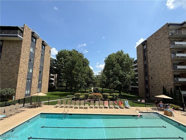 Building Photo - 2202 Acacia Park Dr