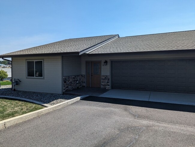 Building Photo - Wonderful 3 bedroom 2 bath Orchards condo
