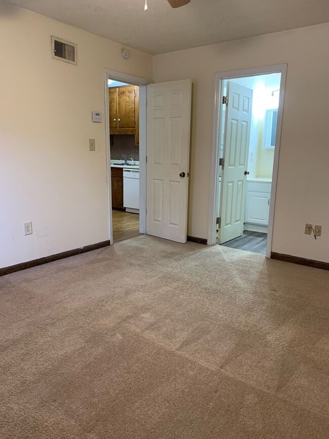 Building Photo - 1 Bedroom condo- Steps away from UGA! Available early August 2026