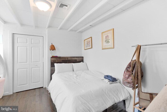 Building Photo - 530 Bainbridge St