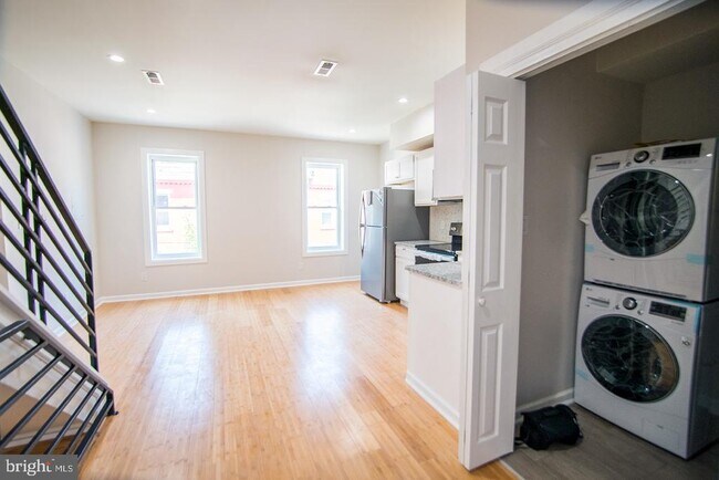 Building Photo - 2428 Sharswood St