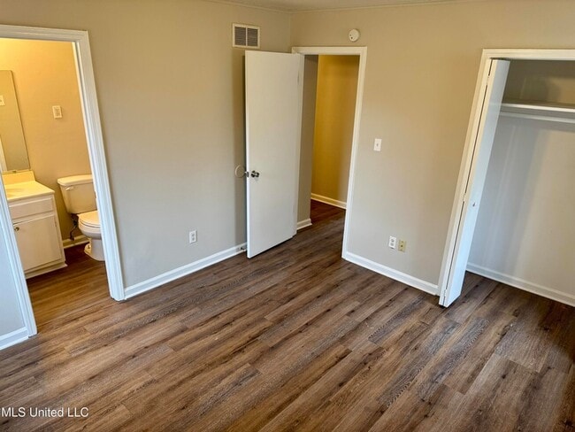 Building Photo - 8241 Ashbrook Dr