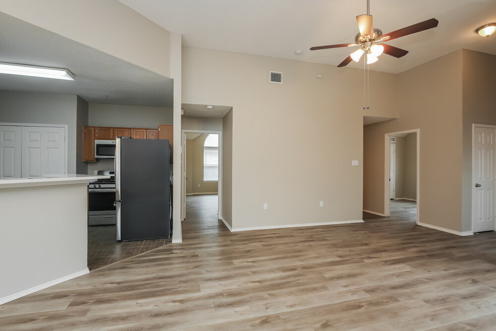 Building Photo - 2124 Creek Royal Dr