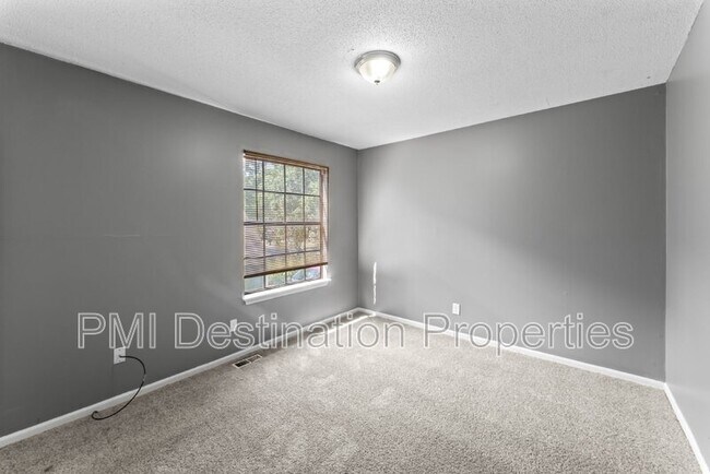 Building Photo - 3201 Creekwood Dr