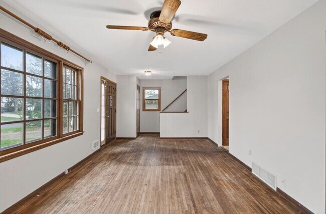 Building Photo - Charming 4-Bedroom Blaine Home with Hardwood Elegance & 2 Full Baths - 1,620 Sq Ft of Comfort!