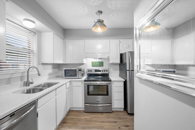 Building Photo - Luxury Townhome Living in the Prestigious Gated Community of Indian Creek – Available Now!