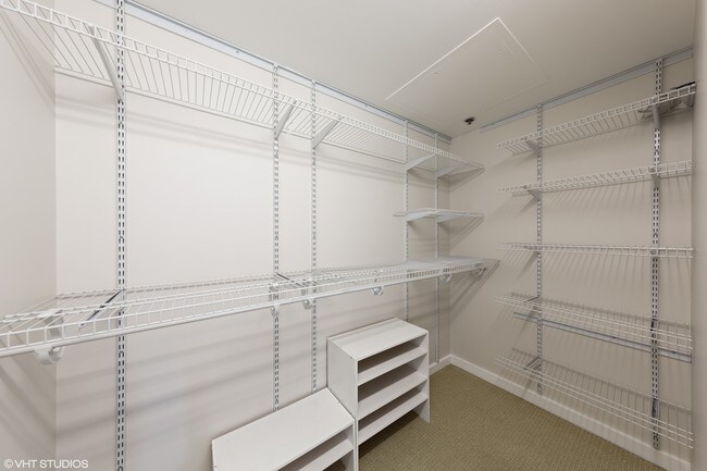 Building Photo - 57 E Delaware Pl