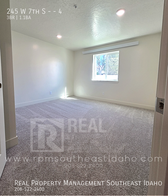 Building Photo - 245 W 7th S