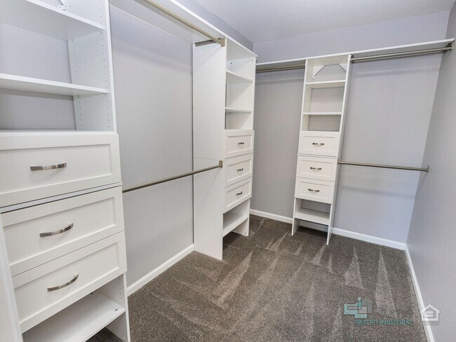 Building Photo - Spacious 4 Bedroom Home with Solar Power N...