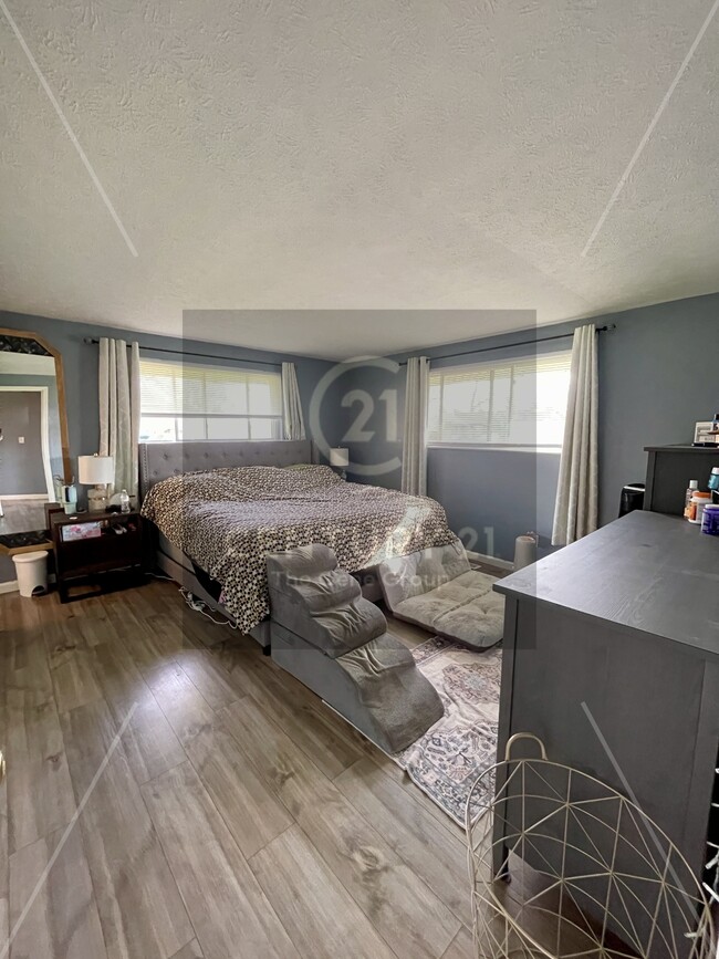 Building Photo - 5051 Bluffview Dr