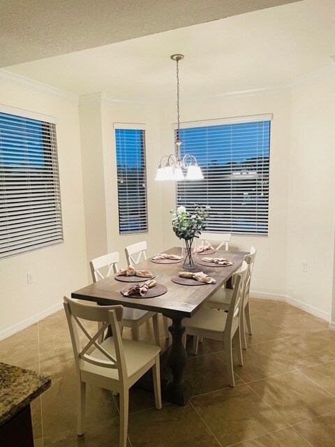 6 person dining table - 17108 Vardon Ter