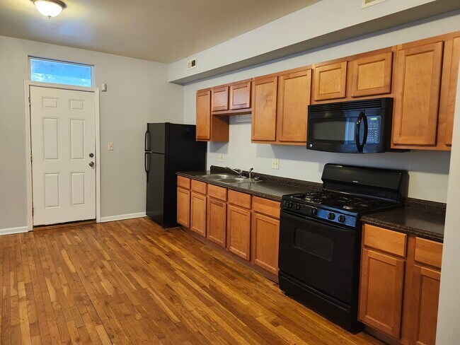 Building Photo - 8016 S Ingleside Ave