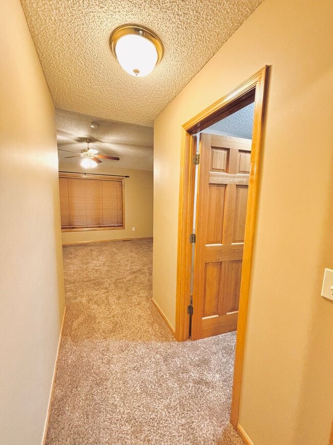 Building Photo - Huge 5 bed home located in Maple Grove!