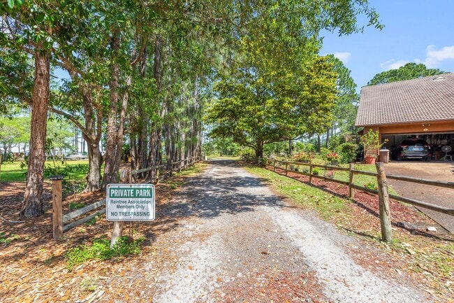 Building Photo - Updated Home in Raintree Estates!
