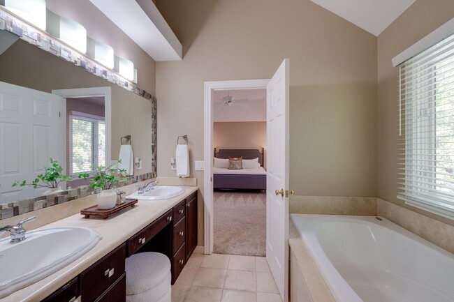 Building Photo - 4 bed 2 full bath 2 half bath home in Lamb...