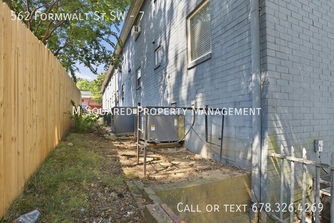 Building Photo - 562 Formwalt St SW