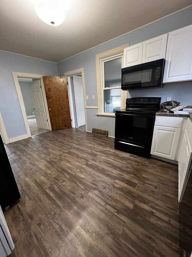 Building Photo - Large Single Family Home in Heart of La Cr...