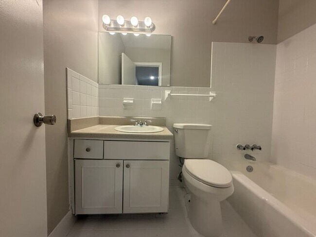Building Photo - 2 Bedroom Unit was recently renovated. Liv...