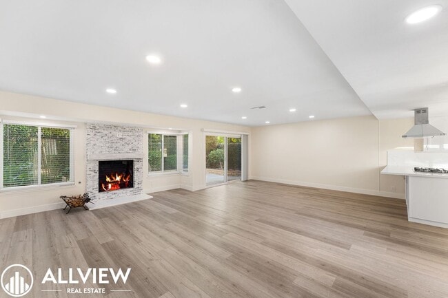 Building Photo - Beautifully Renovated 3-Bedroom Home in Huntington Beach!
