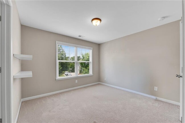 Building Photo - 185 Sierra Cir