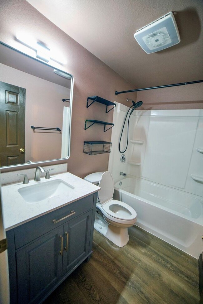Building Photo - $300 Off! Quiet Top Floor 1 Bedroom Condo in Gated Tukwila Community