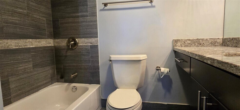 Building Photo - 250 Jacaranda Dr