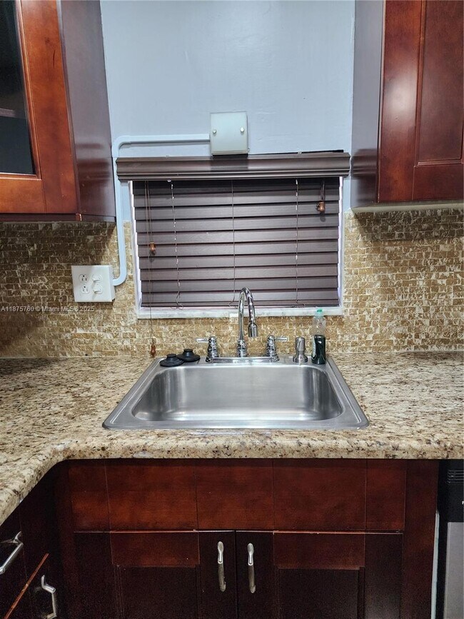 Building Photo - 681 S Hollybrook Dr