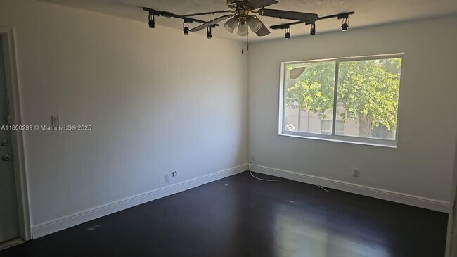 Building Photo - 5300 NW 18th Ct