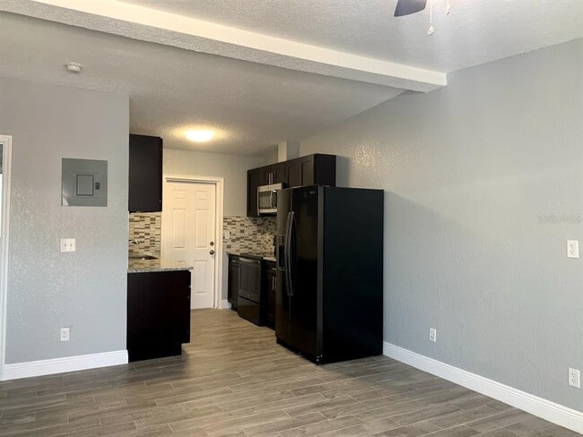 Building Photo - 415 W Lancaster Rd