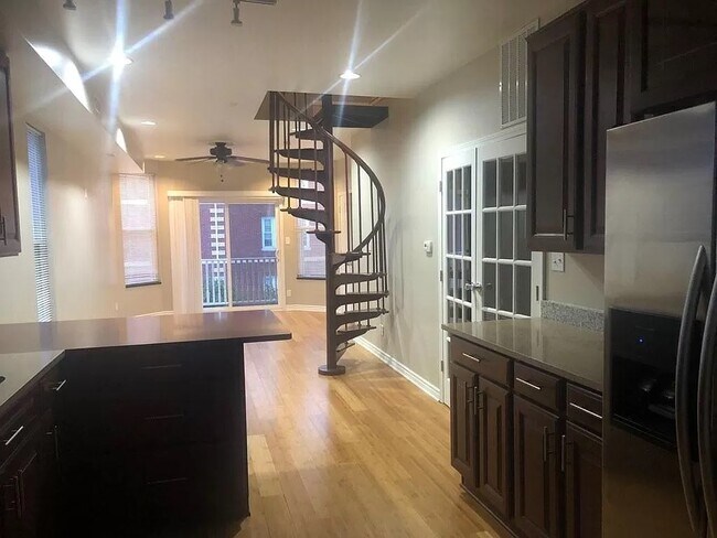 Building Photo - 2915 N Lawndale Ave