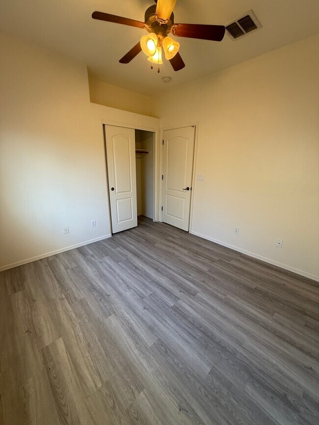 Building Photo - HOUSE FOR RENT