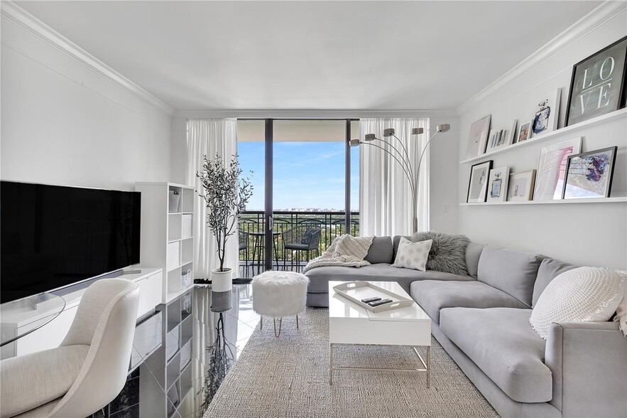 Building Photo - 3350 SW 27th Ave