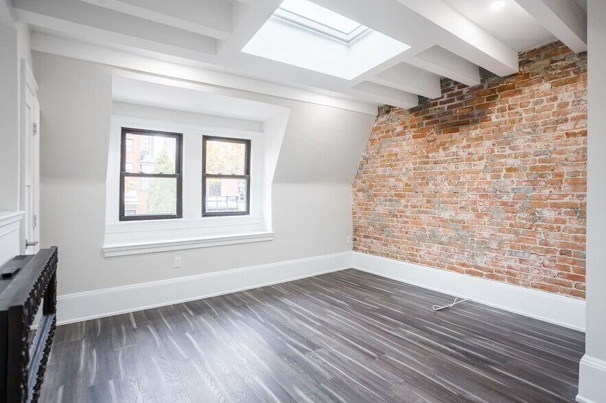 Building Photo - 45 Clarendon St