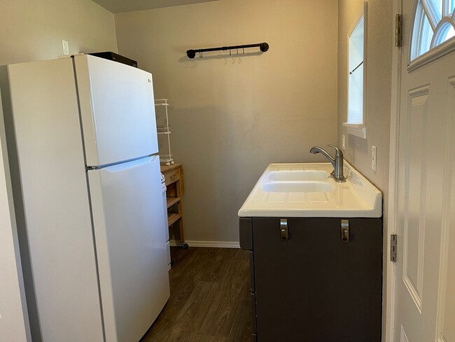 Building Photo - Studio with Kitchenette in Private Location