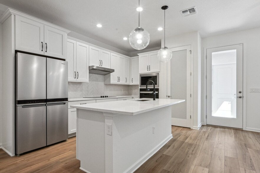 Building Photo - 1653 Pinecliff Dr