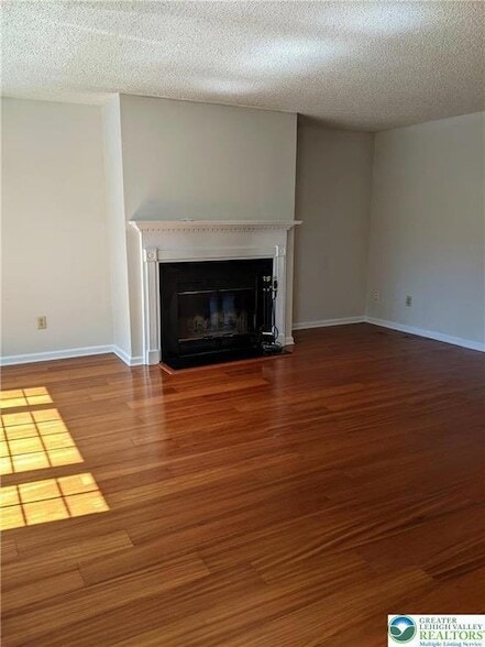 Building Photo - 1825 Falcon Dr