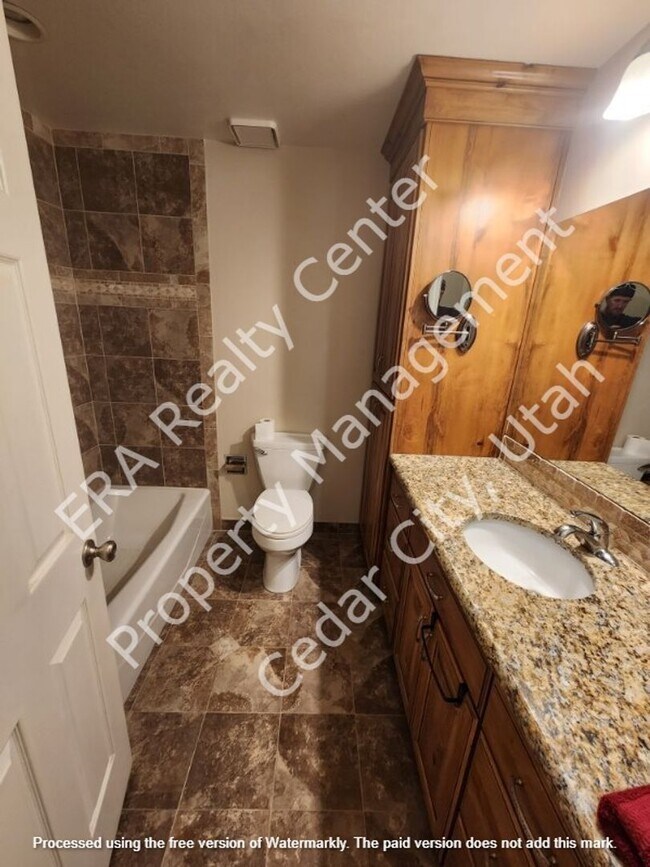 Building Photo - 921 N 400 W